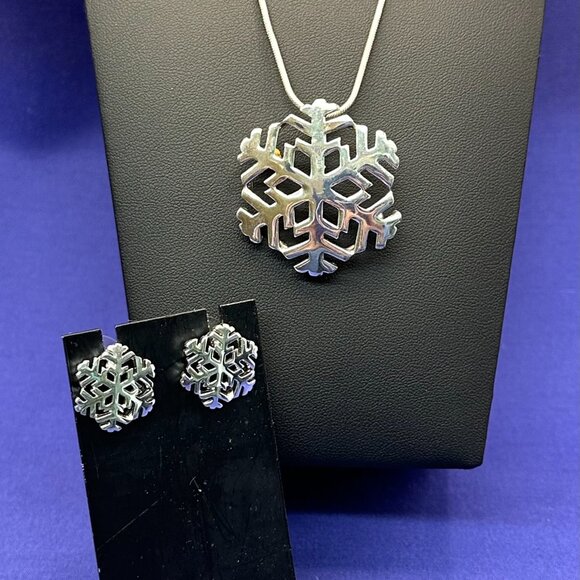 Christmas Silver-Tone Snowflake Pendant/Brooch & Matching Post Earrings - Picture 5 of 12
